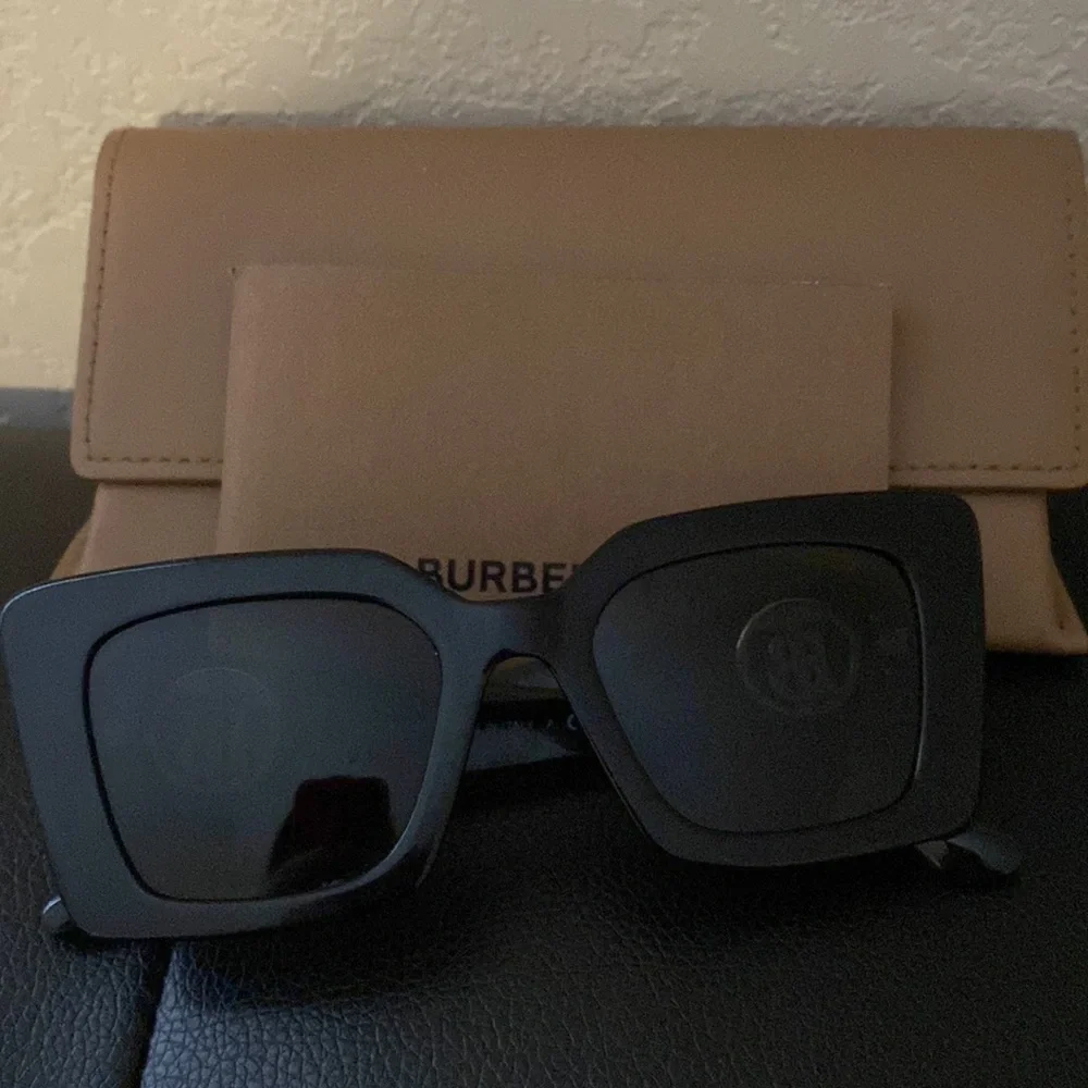 Burberry sunglasses - Picture 3 of 3